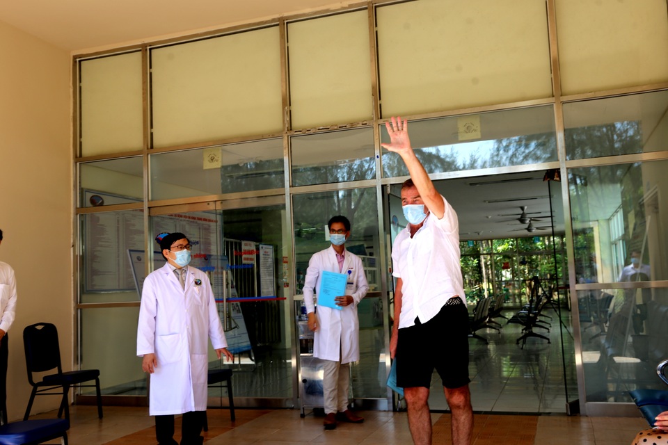 Bệnh nhân mắc Covid-19 người Anh: Tôi biết ơn vì được chăm sóc, điều trị - 1 Bệnh nhân mắc Covid-19 người Anh: Tôi biết ơn vì được chăm sóc, điều trị - 1