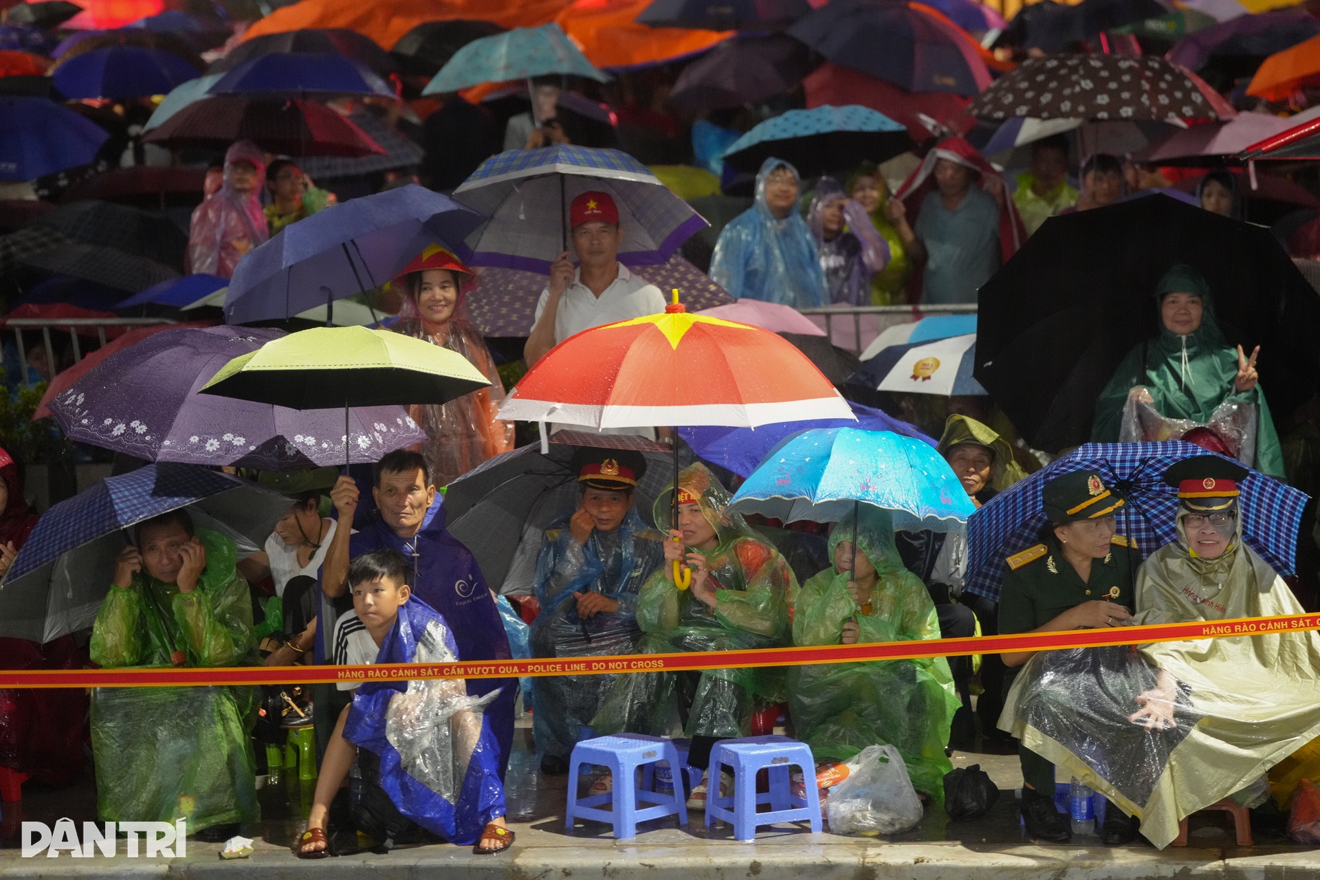 Hàng nghìn cựu chiến binh, đội mưa, thức xuyên đêm chờ đón đoàn diễu binh - 3 Hàng nghìn cựu chiến binh, đội mưa, thức xuyên đêm chờ đón đoàn diễu binh - 3