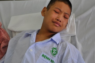 Nhiễm virus lạ, cậu bé 14 tuổi bỗng dưng "chân tay bất động"