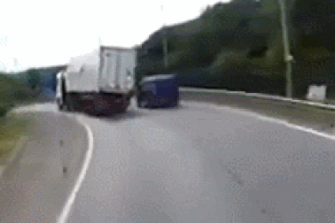 Kinh hoàng khoảnh khắc container đổ nhào khi vào cua, đè bẹp xe bên cạnh