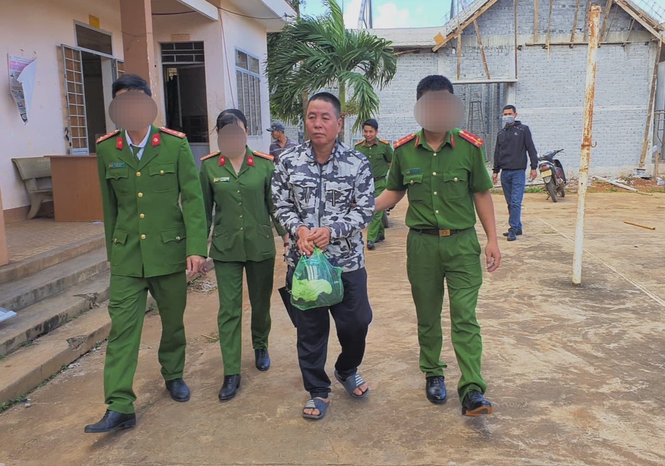 Không muốn đánh bài, người đàn ông bị bạn nhậu chém gục tại chỗ - 1 Không muốn đánh bài, người đàn ông bị bạn nhậu chém gục tại chỗ - 1