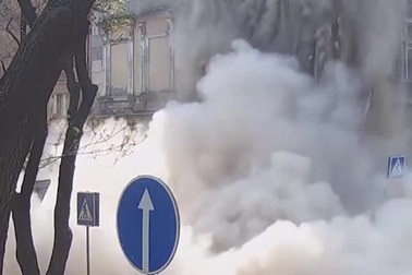 Tòa chung cư bất ngờ sụp đổ, người đi đường suýt chết