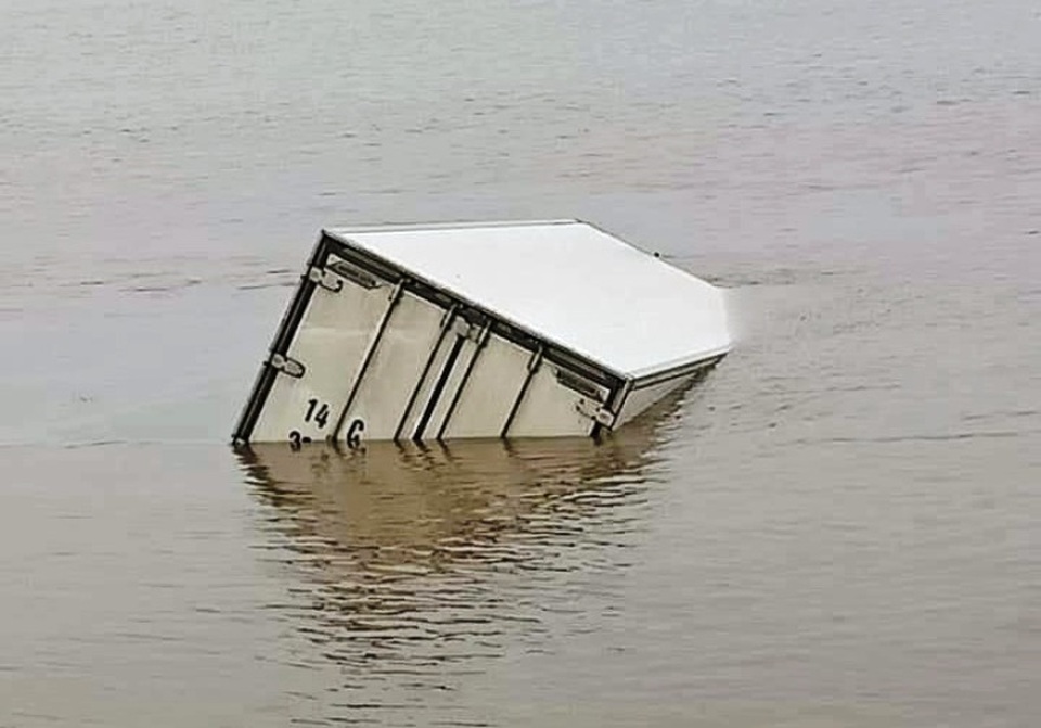 Lật phà trên sông Đáy, 6 người thoát nạn - 2 Lật phà trên sông Đáy, 6 người thoát nạn - 2