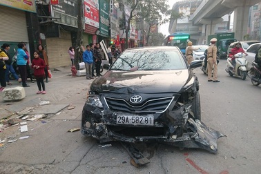 Hà Nội: Camry đâm hàng loạt phương tiện, 5 người bị thương