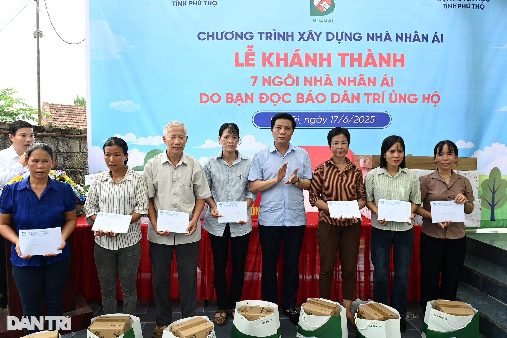 Khánh thành 7 nhà Nhân ái, ấm lòng người nghèo vùng đất Tổ Phú Thọ - 11 Khánh thành 7 nhà Nhân ái, ấm lòng người nghèo vùng đất Tổ Phú Thọ - 11