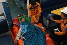 Vượt sóng, cấp cứu khẩn cấp thuyền viên bị tai nạn lao động nguy kịch