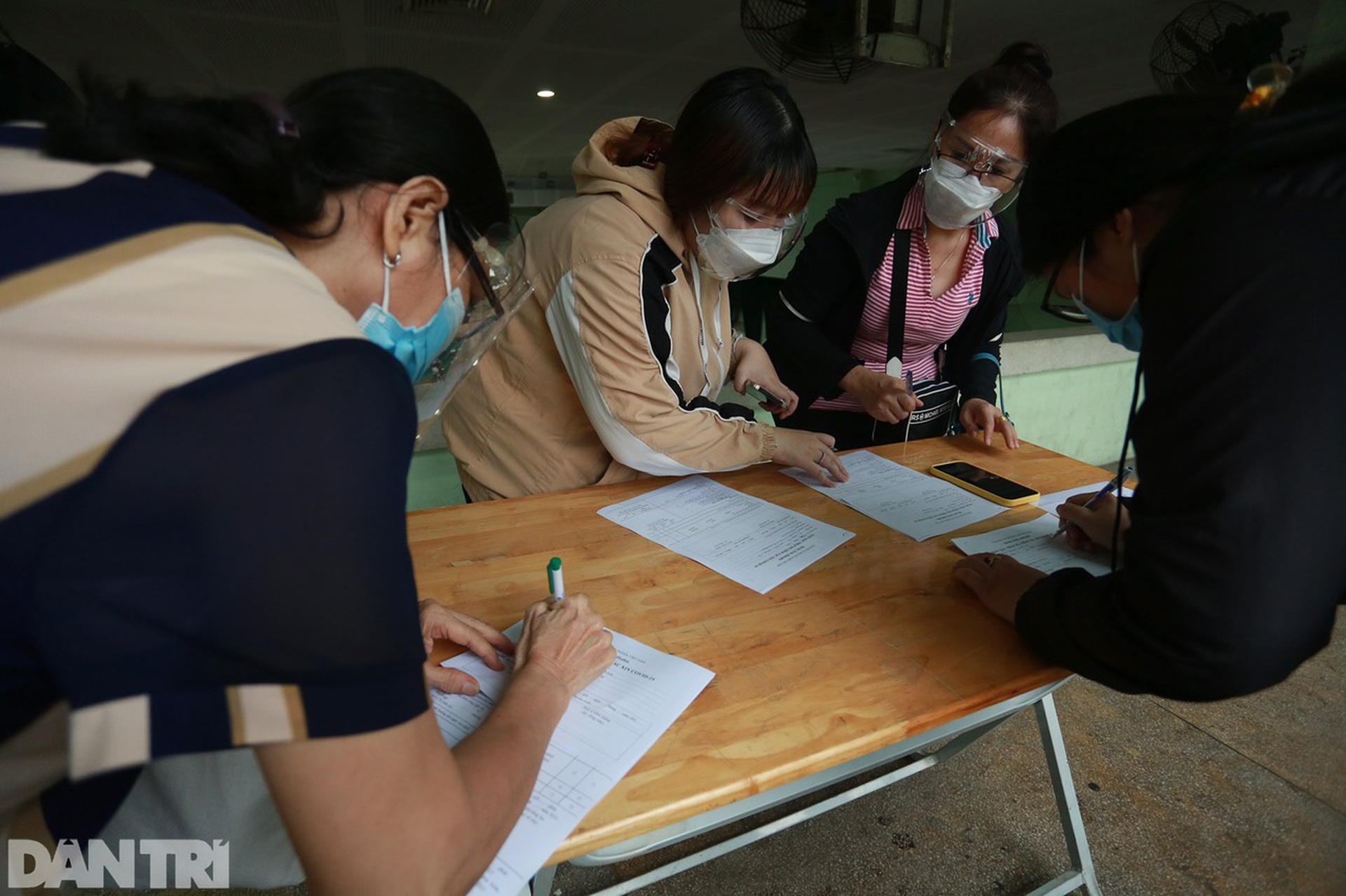 Người dân TPHCM đội mưa lớn đi tiêm vắc xin ngừa Covid-19 đợt 5 - 7 Người dân TPHCM đội mưa lớn đi tiêm vắc xin ngừa Covid-19 đợt 5 - 7