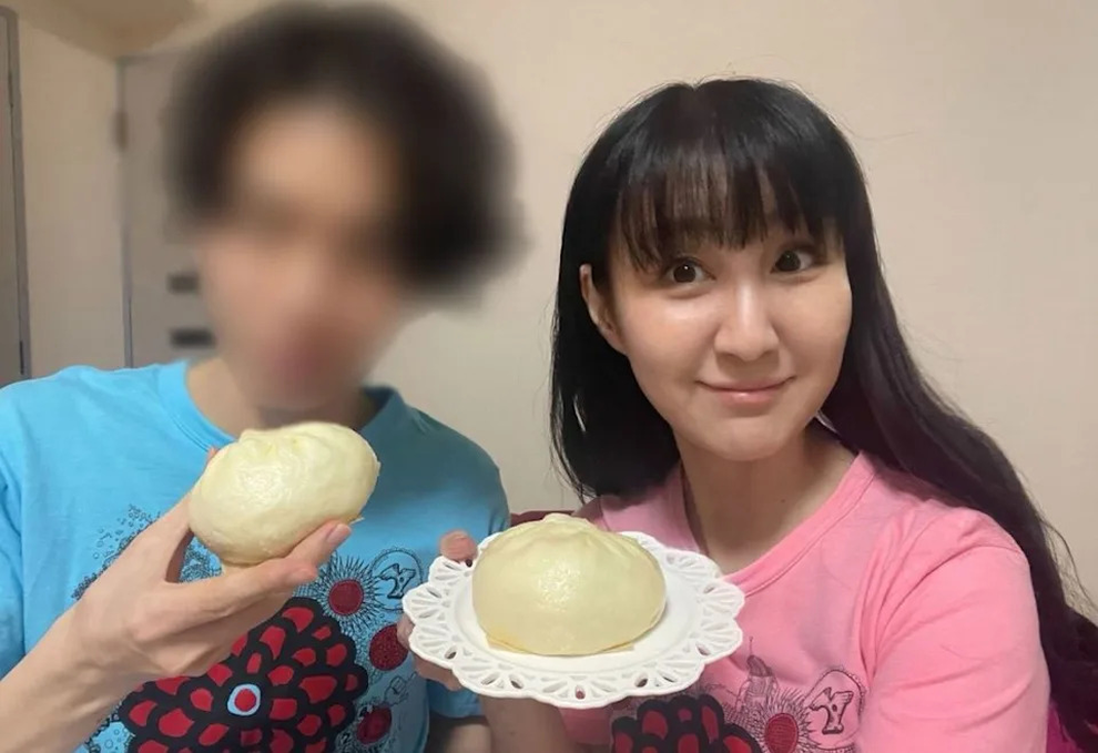 Cô dâu nhiều tuổi hơn cả mẹ chồng kể chuyện tình với chàng trai kém 32 tuổi - 1 Cô dâu nhiều tuổi hơn cả mẹ chồng kể chuyện tình với chàng trai kém 32 tuổi - 1
