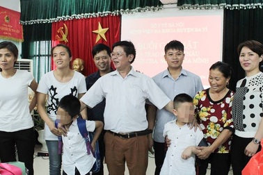 Vụ nuôi nhầm con ở Ba Vì: Người mẹ bật khóc trong buổi lễ trao nhận con