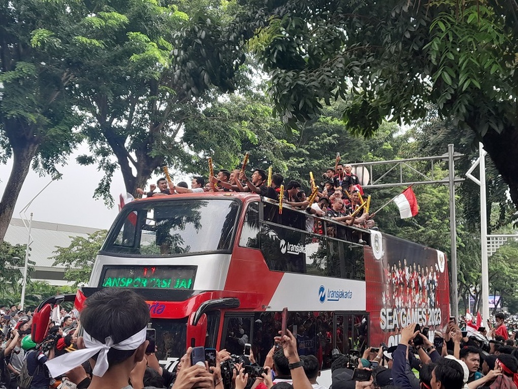 U22 Indonesia diễu hành xe bus, biển người đổ ra đường ăn mừng cuồng nhiệt - 1 U22 Indonesia diễu hành xe bus, biển người đổ ra đường ăn mừng cuồng nhiệt - 1