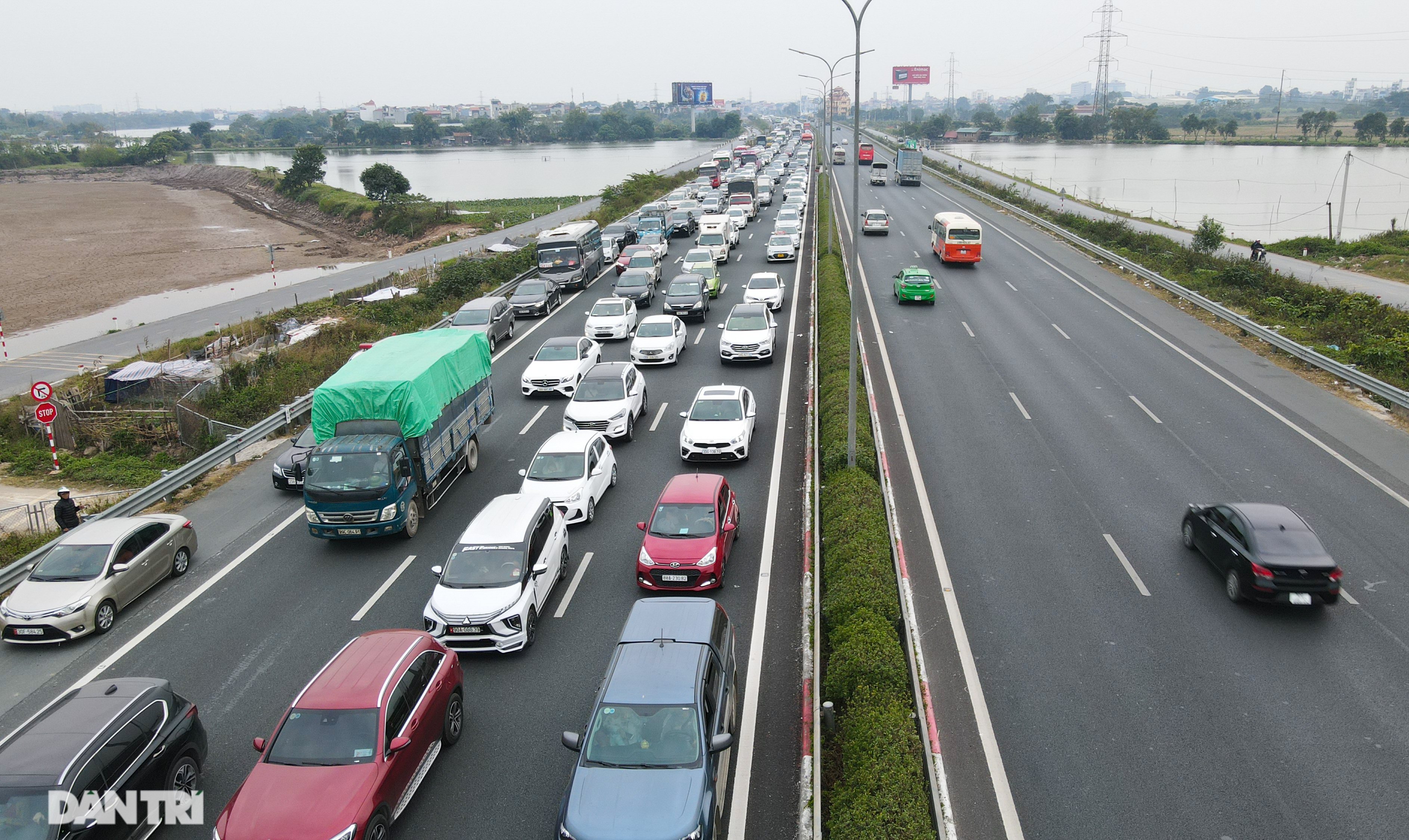 Ngày cuối nghỉ lễ, ùn tắc cục bộ hơn 5km trên cao tốc Pháp Vân - Cầu Giẽ - 5 Ngày cuối nghỉ lễ, ùn tắc cục bộ hơn 5km trên cao tốc Pháp Vân - Cầu Giẽ - 5