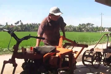Clip ông Lê Tất Dũng giới thiệu về chiếc máy cày đa năng của mình