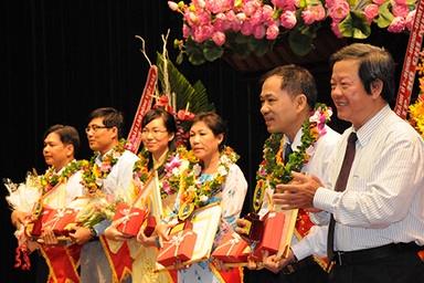 Khen thưởng dồn cho chức sắc (?!)