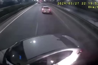 Ô tô con bị xe tải ủn văng như bao diêm trên đường cao tốc