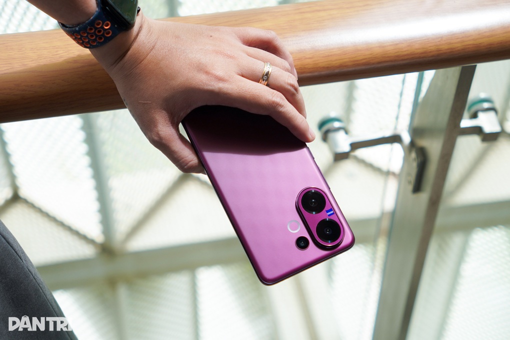 Trên tay vivo V60: Cạnh tranh OPPO Reno14, iPhone 16e - 6