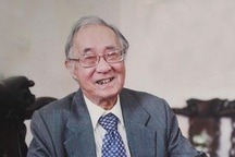 Học giả Phan Ngọc qua đời: “Kính tiễn Thầy về miền mây trắng!”