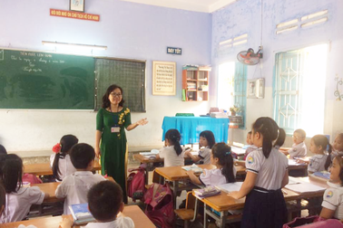 Xúc động câu chuyện về nữ giáo viên xin quần áo cũ, sách vở cho học sinh