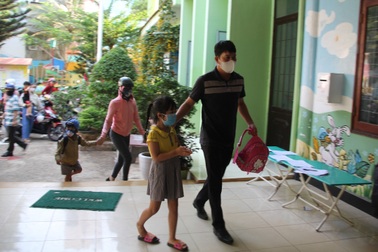 Giáo viên tới nhà vận động học sinh đến trường, không bỏ học sau Tết