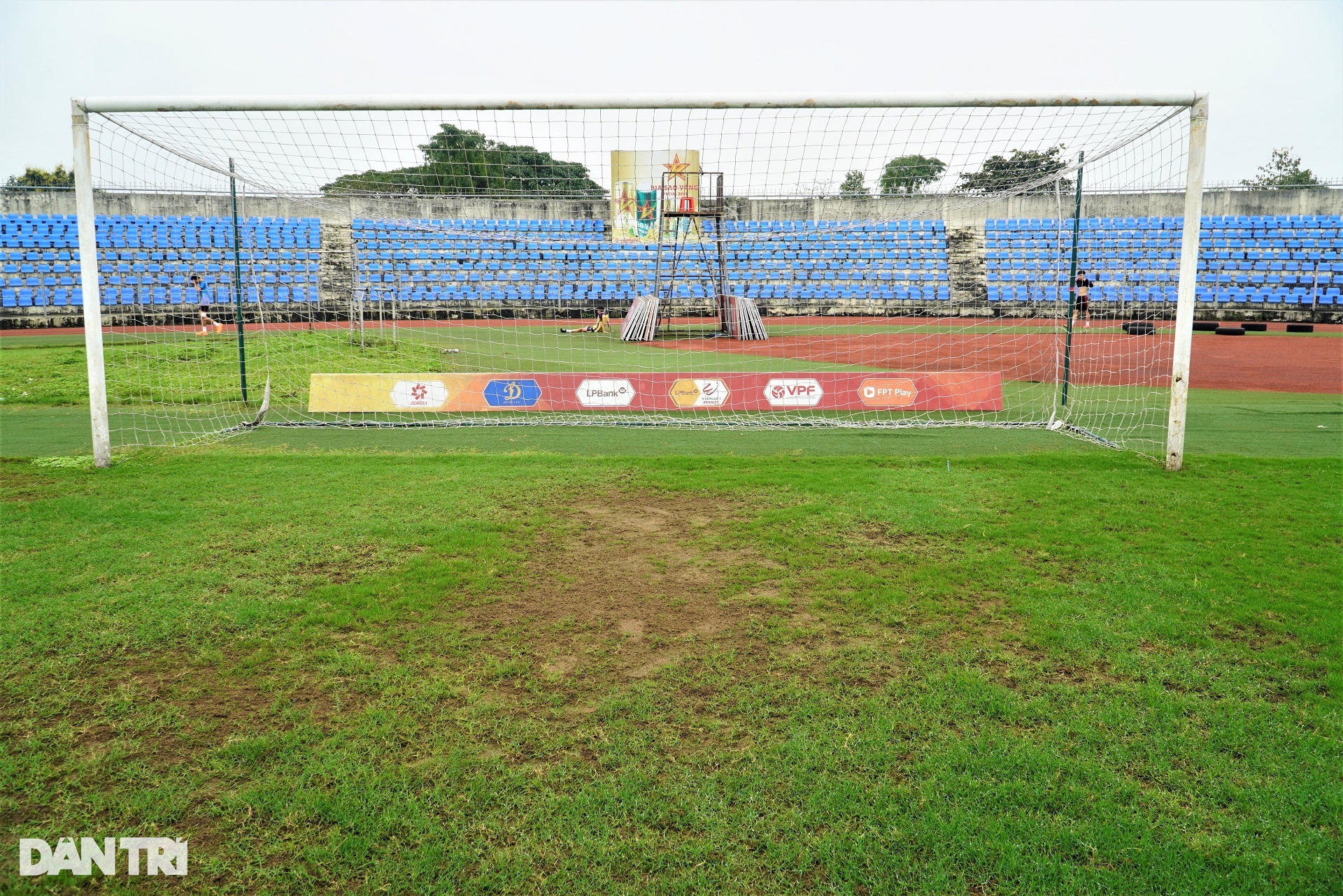 Hiện trạng mặt cỏ sân Hà Tĩnh sau lời chê bai của HLV Polking - 7 Hiện trạng mặt cỏ sân Hà Tĩnh sau lời chê bai của HLV Polking - 7