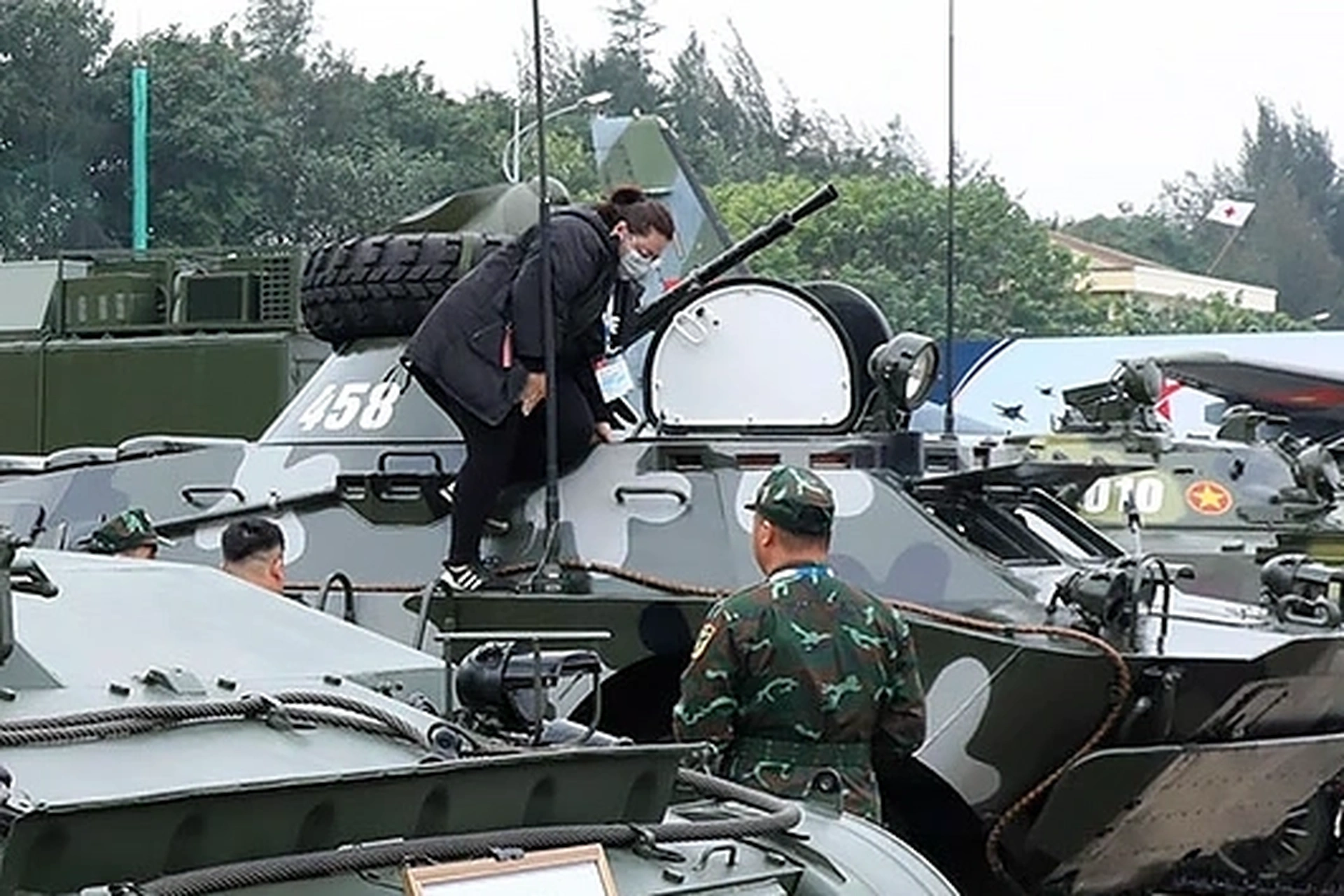 Trải nghiệm bắn súng, ngắm hàng loạt khí tài khủng ở Triển lãm Quốc phòng - 14 Trải nghiệm bắn súng, ngắm hàng loạt khí tài khủng ở Triển lãm Quốc phòng - 14