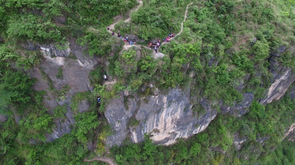Trung Quốc di dời ngôi làng cao 800m trên núi - 3 Trung Quốc di dời ngôi làng cao 800m trên núi - 3
