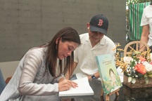 Đạo diễn Bông Mai ra mắt sách, kể lại hành trình xuyên Việt