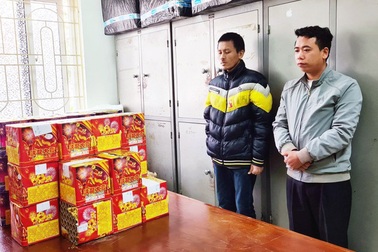 Phó Trưởng Công an xã lên mạng... bán pháo nổ