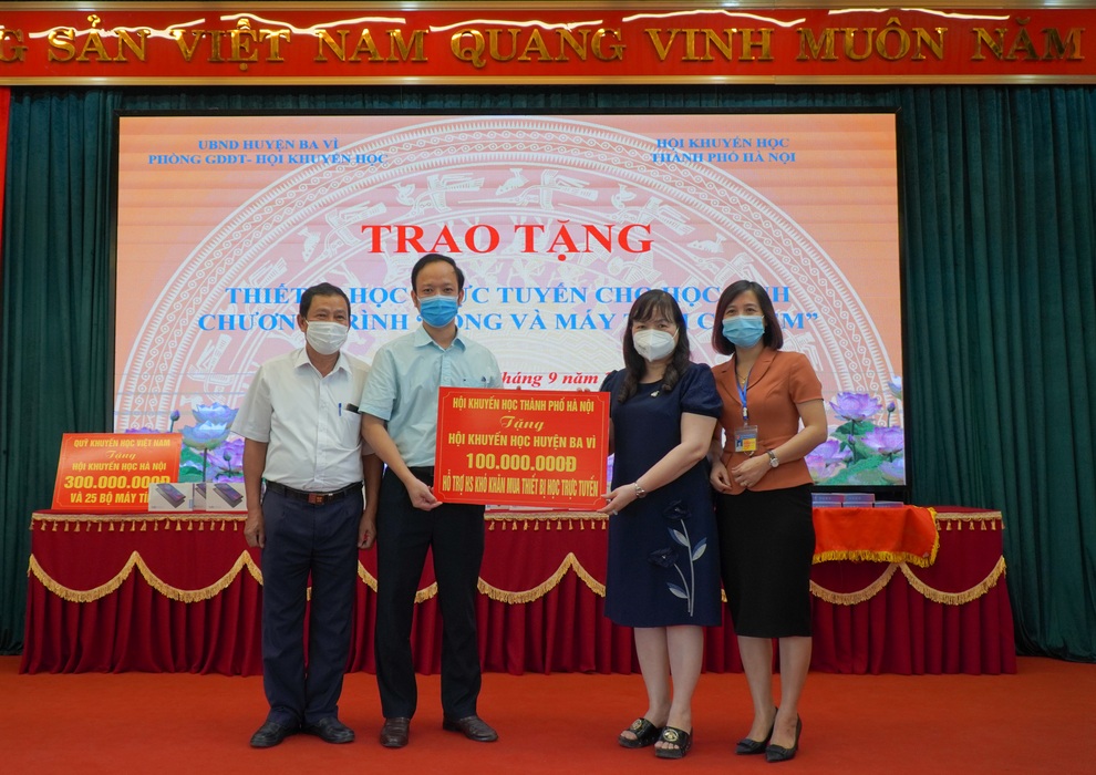 Trao tặng 300 triệu đồng giúp học sinh nghèo bị ảnh hưởng bởi dịch Covid-19 - 3 Trao tặng 300 triệu đồng giúp học sinh nghèo bị ảnh hưởng bởi dịch Covid-19 - 3