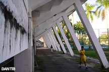 Trung tâm thể thao xuống cấp, vận động viên tập luyện trong nhà xe cũ