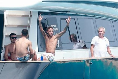 Giữa bão tin đồn, Neymar vô tư “du hí” trên du thuyền hạng sang