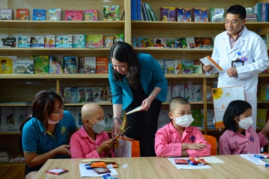 Phó Chủ tịch nước Võ Thị Ánh Xuân trao quà tặng bệnh nhi ung thư