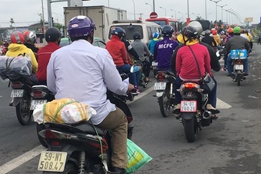 Người miền Tây lỉnh kỉnh hành lý, nối đuôi nhau đổ về Sài Gòn