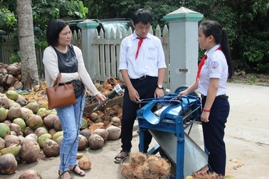 Máy bóc vỏ dừa hữu ích do hai học sinh lớp 8 sáng chế