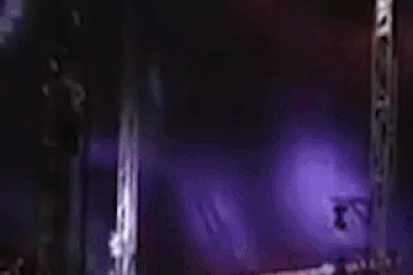 Diễn viên xiếc bị gãy chân sau đường bay chệch lưới an toàn