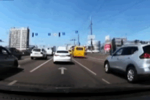 Khoảnh khắc tên lửa rơi trúng làn đường ô tô ở Kiev