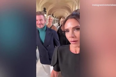 Victoria chia sẻ hình ảnh gia đình cổ vũ cô ở nơi hậu trường