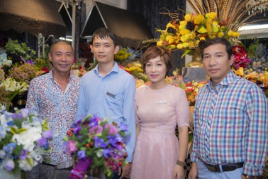 Thực hư Công Lý và bạn gái đi chọn hoa cưới?