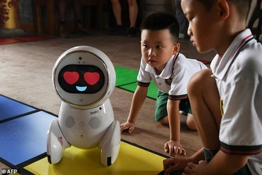 Nhà trẻ Trung Quốc đón các giáo viên robot