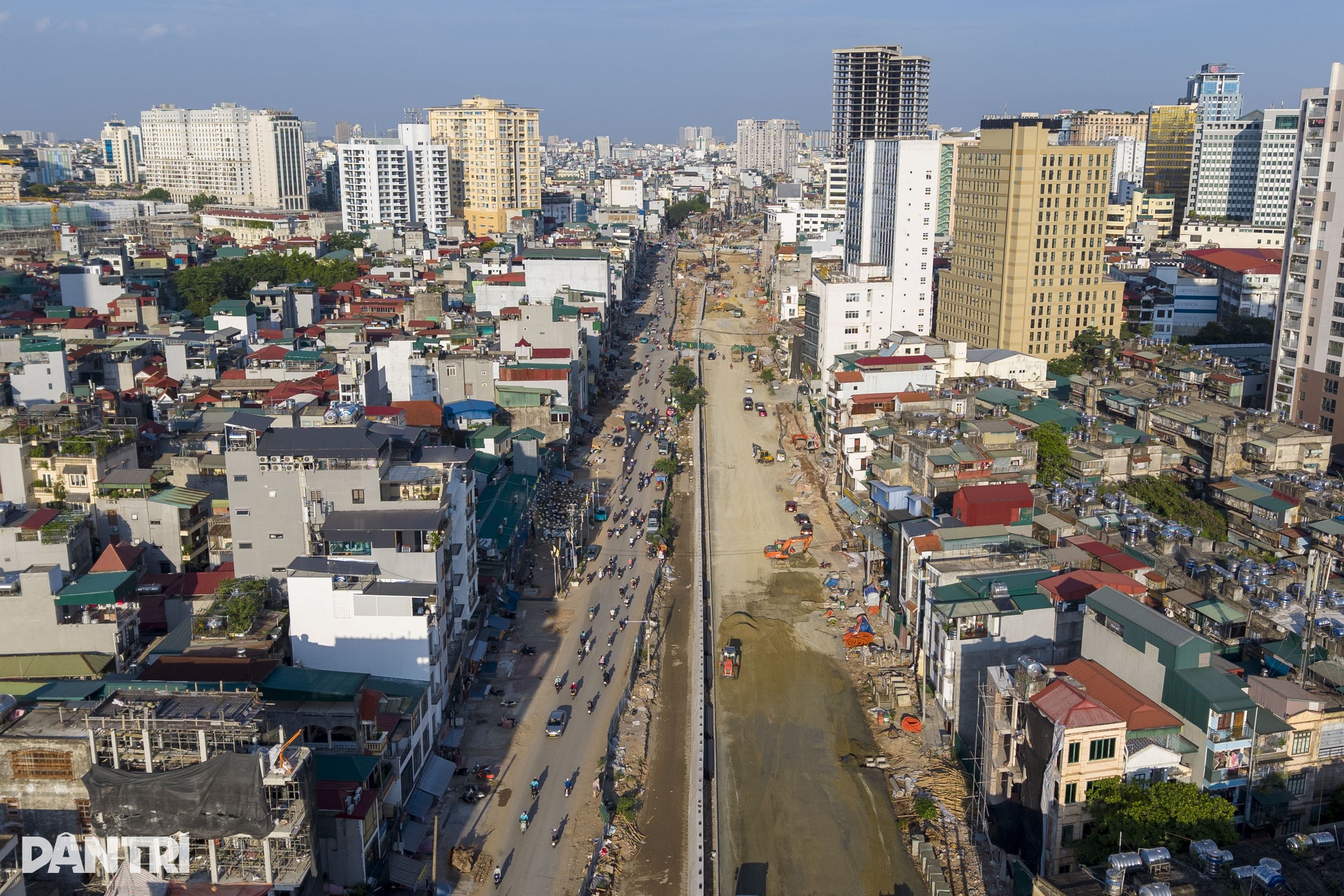 Hàng loạt căn nhà dị dạng mọc lên sau dự án mở đường ở Hà Nội - 1