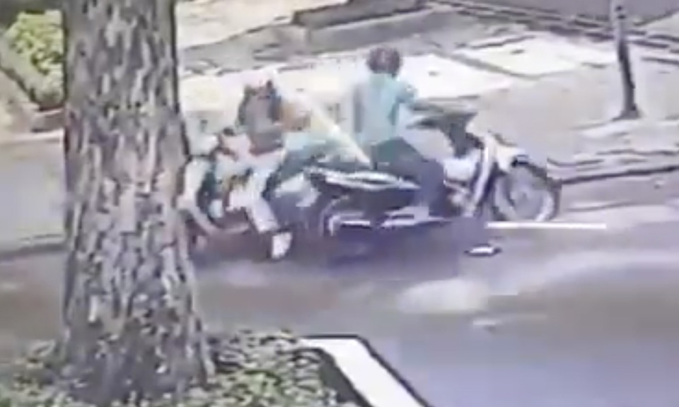 Mất việc vì dịch Covid-19, nam thanh niên đi cướp giật - 2 Mất việc vì dịch Covid-19, nam thanh niên đi cướp giật - 2