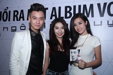 Đông Nhi một mình tới mừng Ngô Kiến Huy