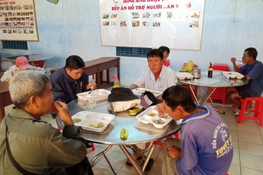 Giáo viên về hưu mở bếp ăn dành cho người bán vé số