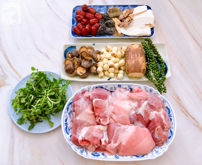 Cuối tuần bồi bổ sức khỏe cho cả nhà với món chân giò hầm thuốc bắc mềm ngon khó cưỡng - Ảnh 1. Cuối tuần bồi bổ sức khỏe cho cả nhà với món chân giò hầm thuốc bắc mềm ngon khó cưỡng - Ảnh 1.