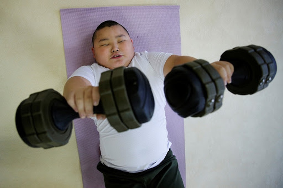 Choáng trước chế độ tập luyện và ăn uống của sumo nhí 10 tuổi nặng 85 kg - 1 Choáng trước chế độ tập luyện và ăn uống của sumo nhí 10 tuổi nặng 85 kg - 1