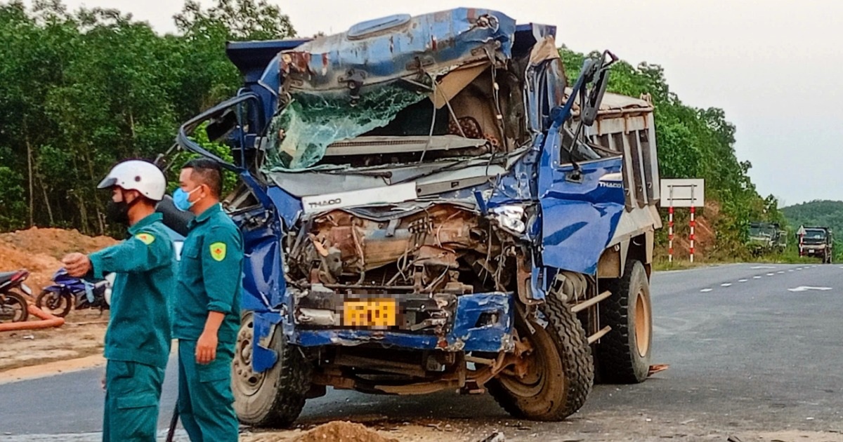 Ô tô chở đoàn khách gặp nạn trên đường ở Đà Nẵng