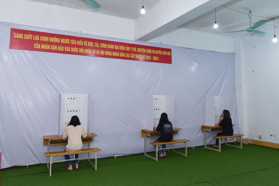 Gần 800 sinh viên ở ký túc xá Bách khoa Hà Nội rộn ràng trong ngày bầu cử - 14 Gần 800 sinh viên ở ký túc xá Bách khoa Hà Nội rộn ràng trong ngày bầu cử - 14