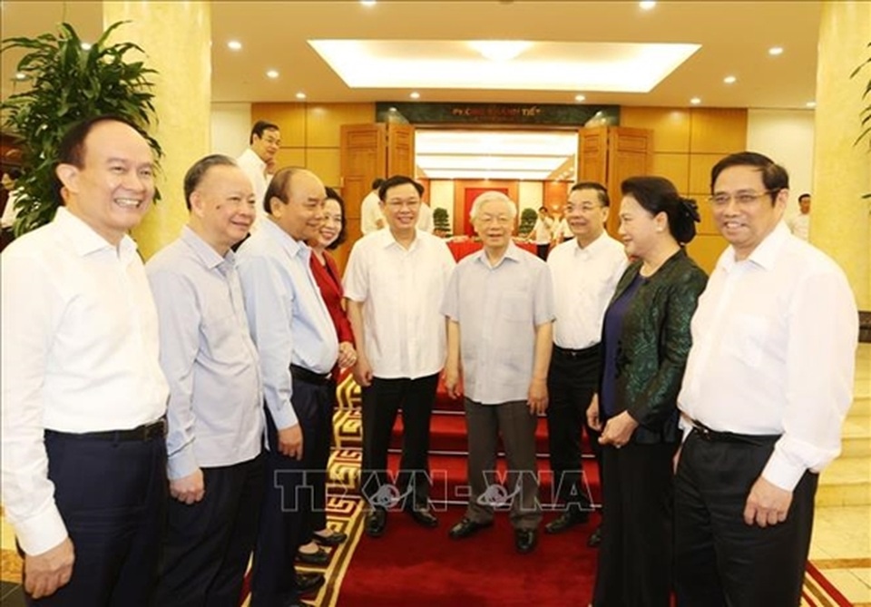 Bộ Chính trị xem xét phương án nhân sự Đại hội của Hà Nội và 19 Đảng bộ - 1 Bộ Chính trị xem xét phương án nhân sự Đại hội của Hà Nội và 19 Đảng bộ - 1