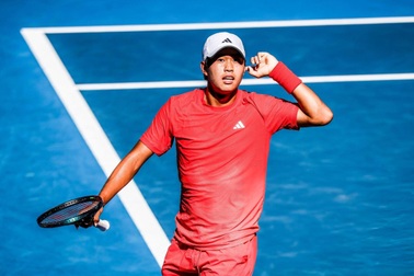 Tay vợt gốc Việt cân bằng thành tích của Rafael Nadal