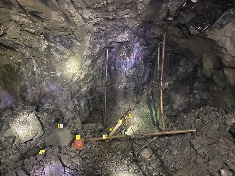 Nổ mìn làm đá rơi ở hầm lò, 2 công nhân thương vong - 1