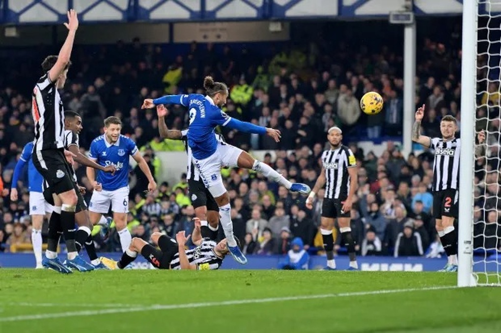 Cổ động viên chỉ trích pha bỏ lỡ tệ nhất lịch sử Premier League - 2 Cổ động viên chỉ trích pha bỏ lỡ tệ nhất lịch sử Premier League - 2